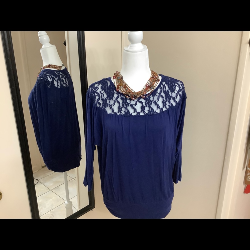 Blouse with lace